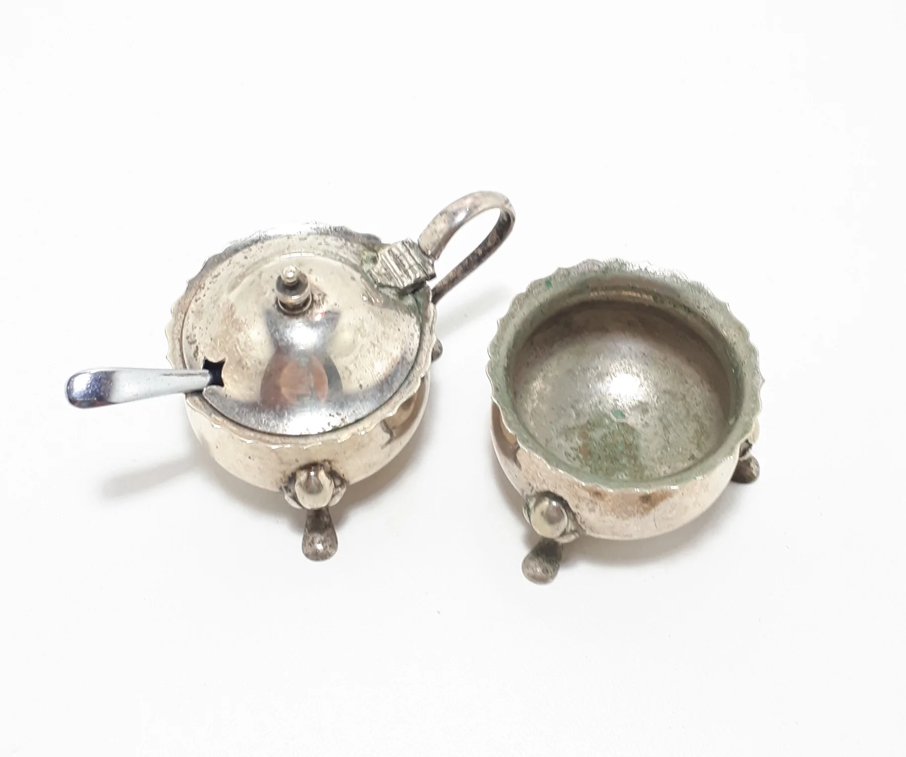 1900’s Antique Set Of Regis Plate Silver Plated Open Salt Pot & Mustard Pot With A Vintage Stainless Steel Mustard Spoon - Image 3