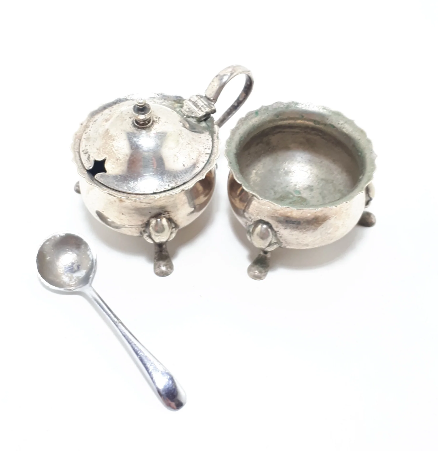 1900’s Antique Set Of Regis Plate Silver Plated Open Salt Pot & Mustard Pot With A Vintage Stainless Steel Mustard Spoon - Image 5