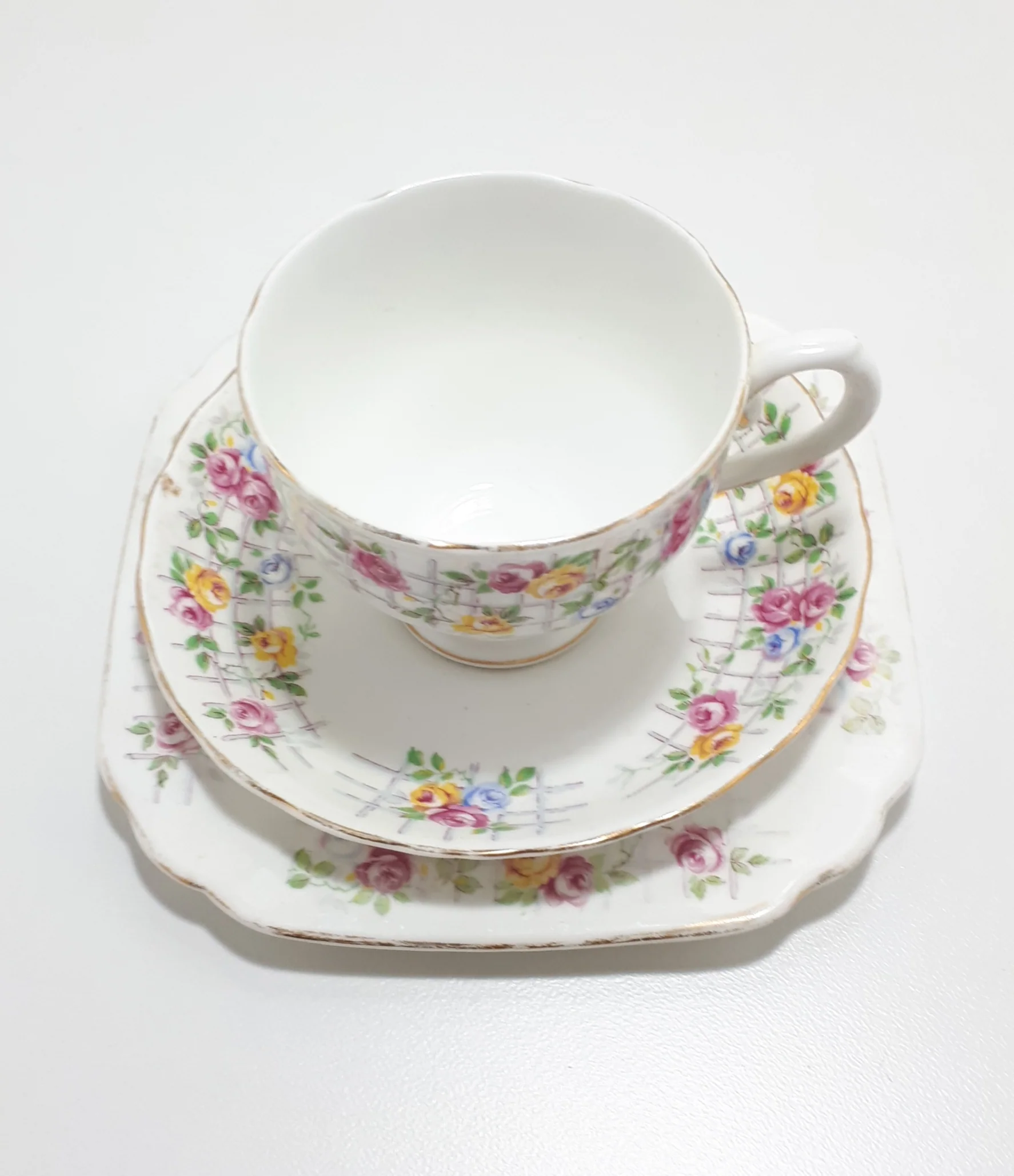 1940’s Tuscan Fine Bone China Tea Trio - Roses On Trellis C7903G - Image 4