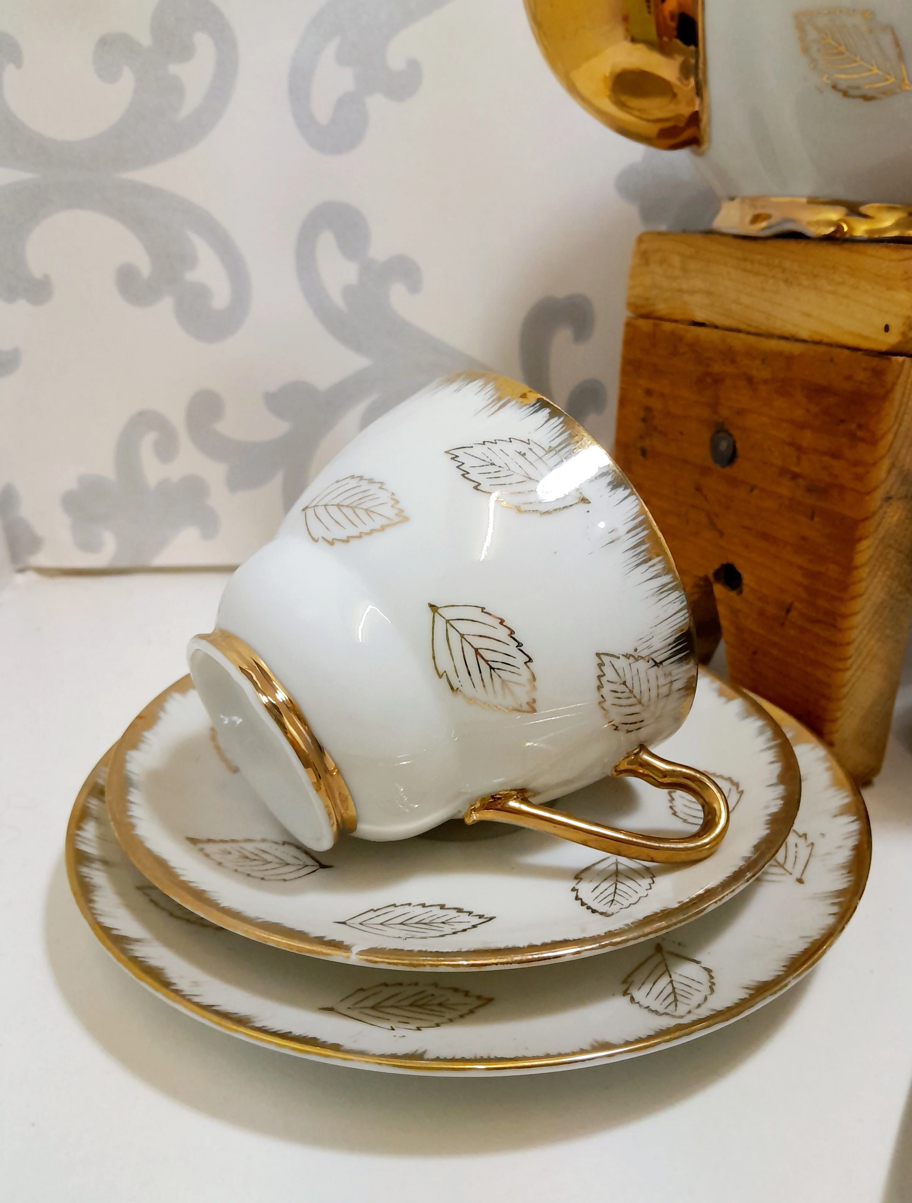 40 Piece Classic White & Gold Unmarked Tea Set - Image 10