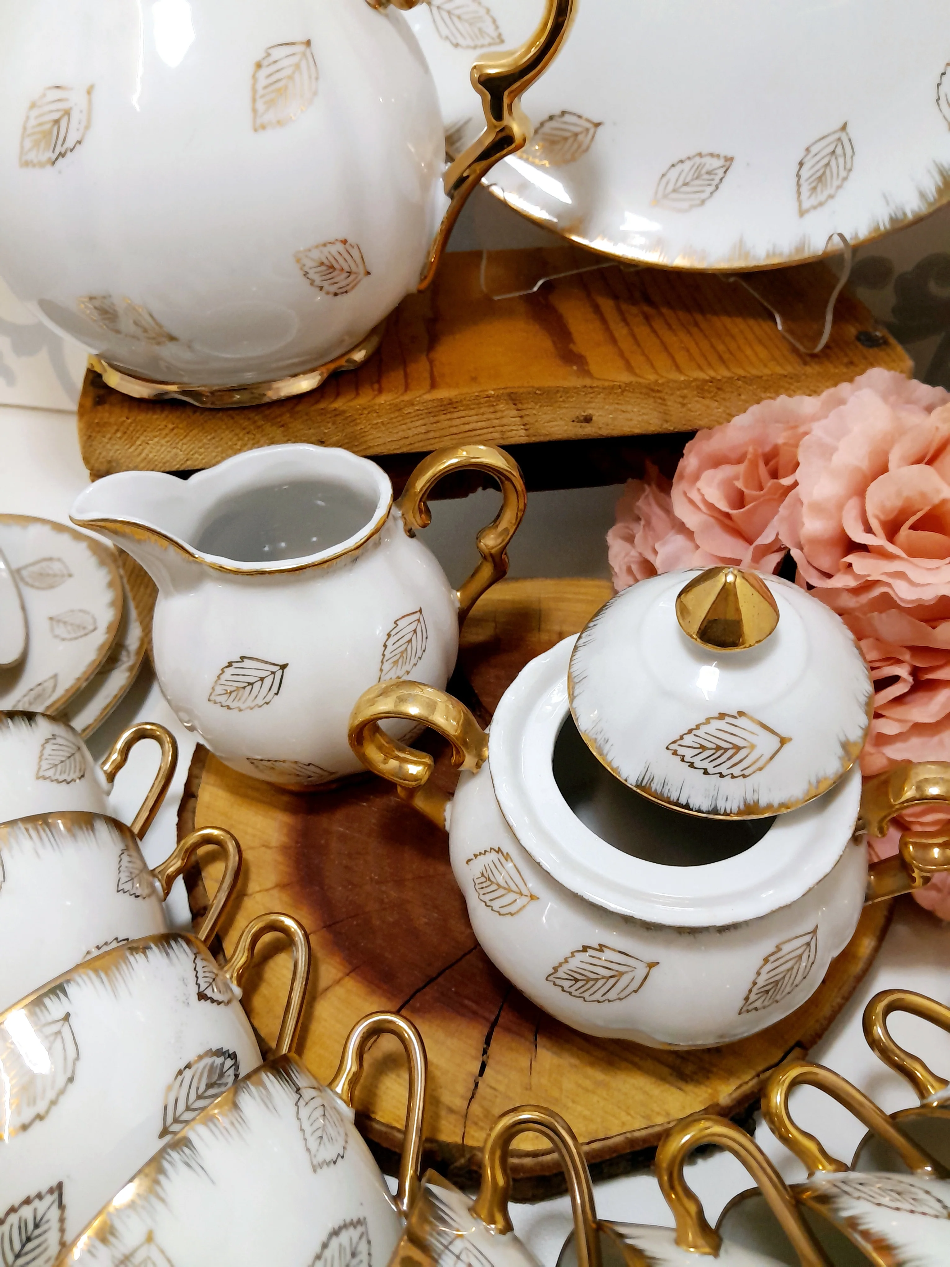 40 Piece Classic White & Gold Unmarked Tea Set - Image 11