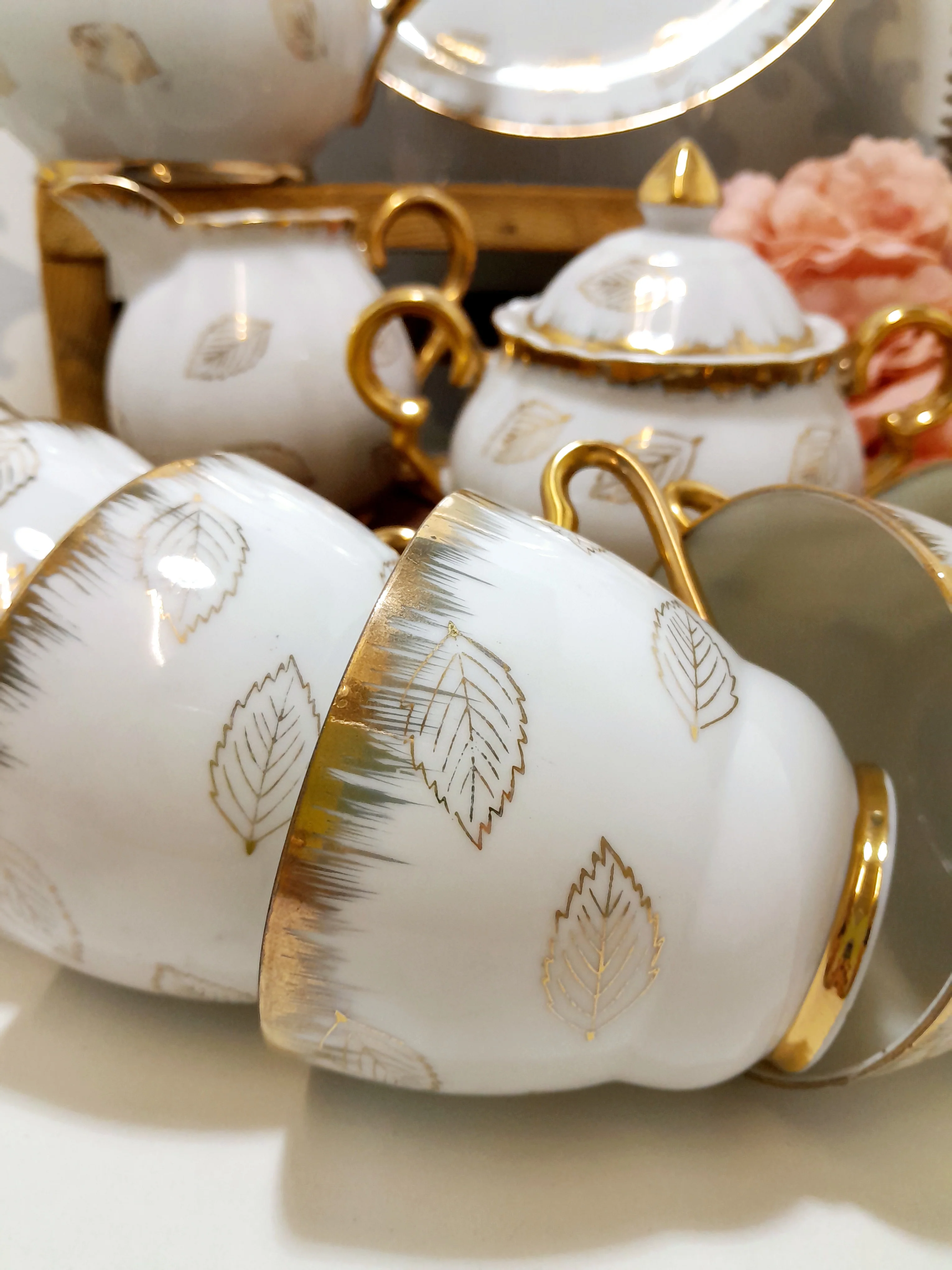40 Piece Classic White & Gold Unmarked Tea Set - Image 7