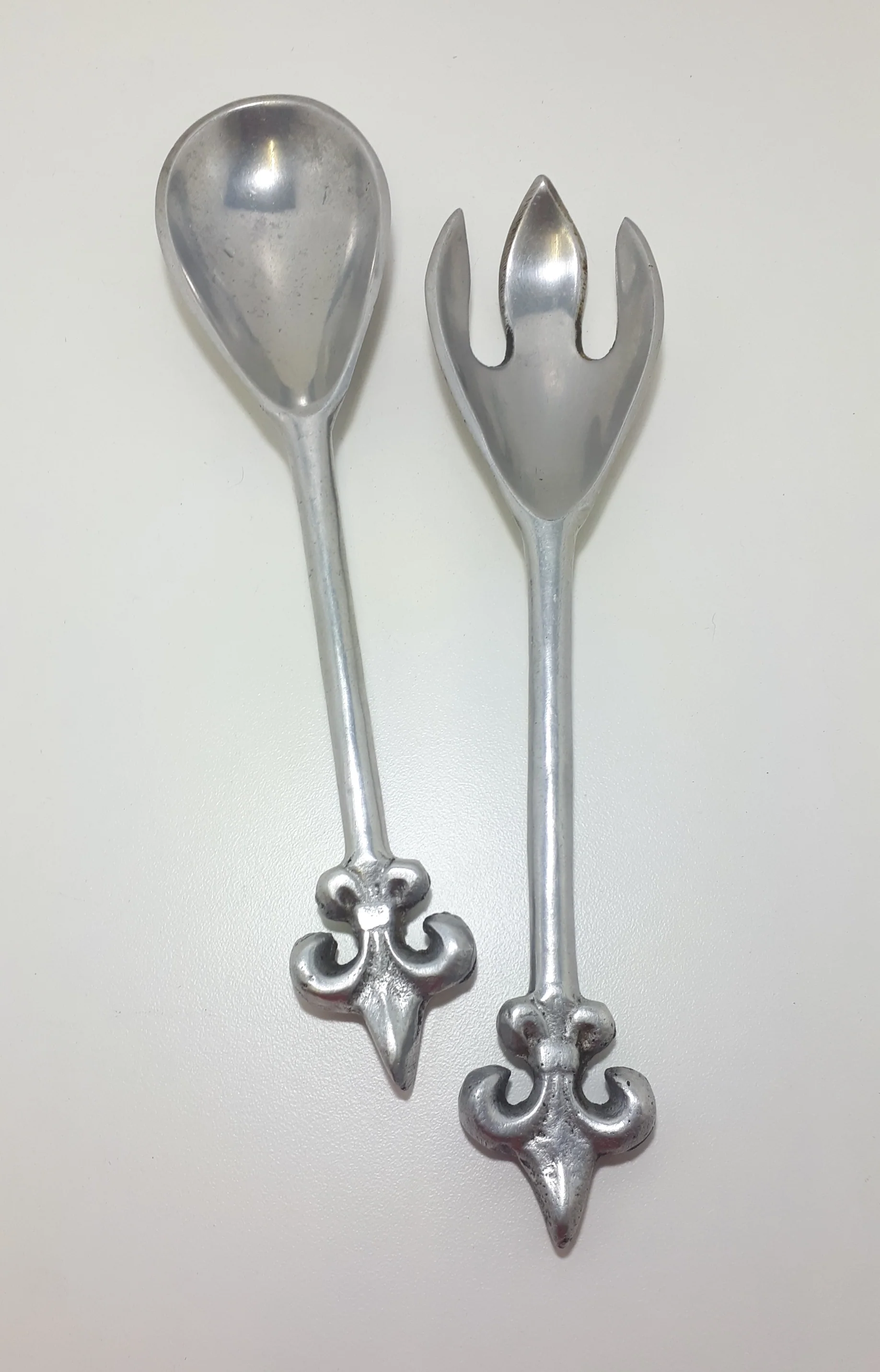 Aluminium Designer Salad Serving Set – Spoon & Fork With Fleur De Lis Handle Design - Image 3