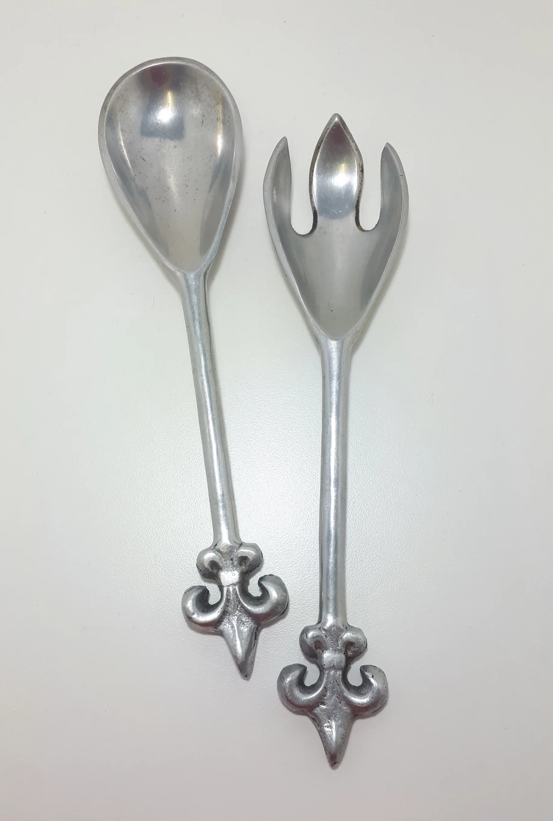 Aluminium Designer Salad Serving Set – Spoon & Fork With Fleur De Lis Handle Design - Image 4