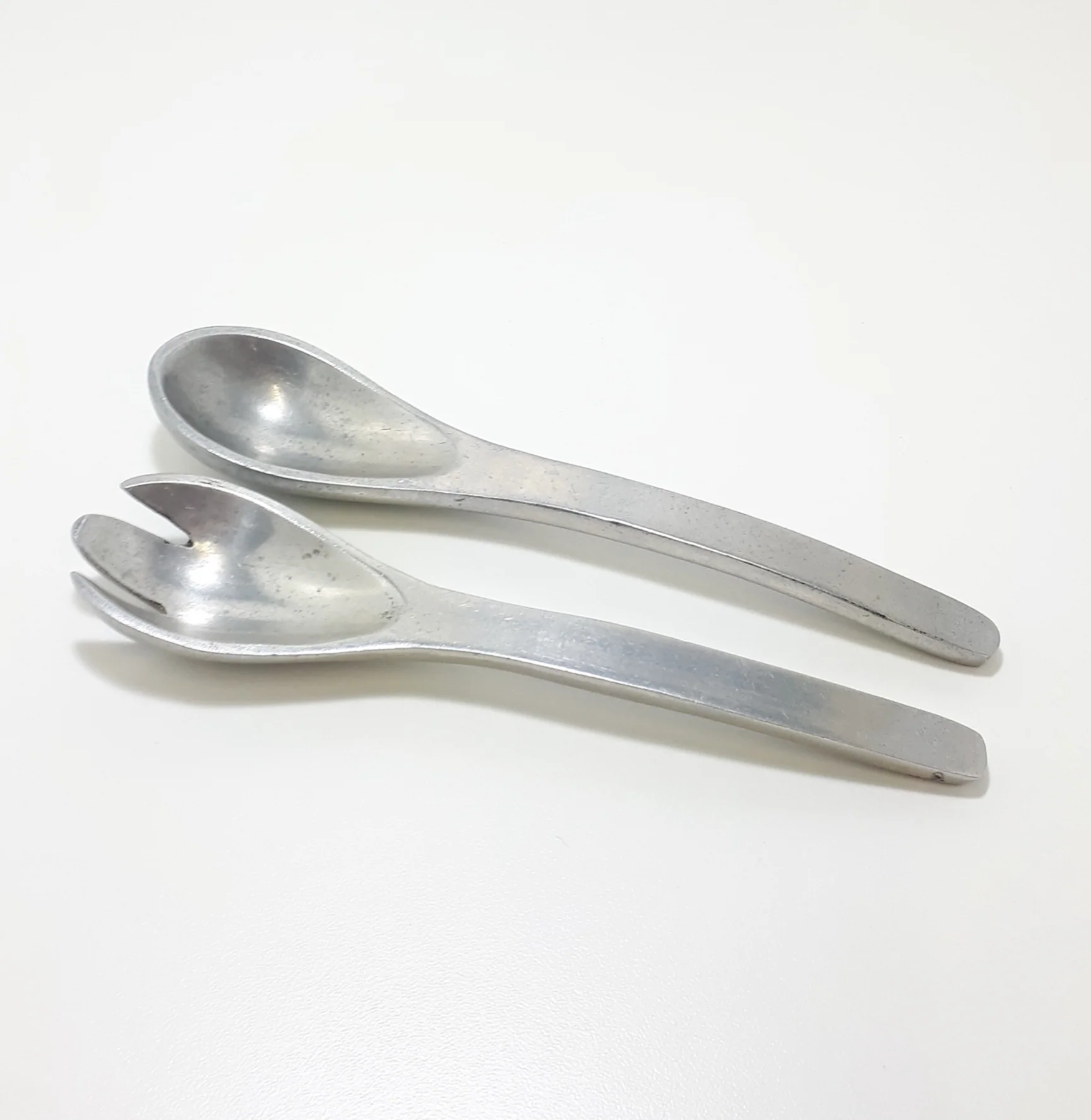 Contemporary Set Of Designer Salad Servers (Aluminium Like) - Image 4