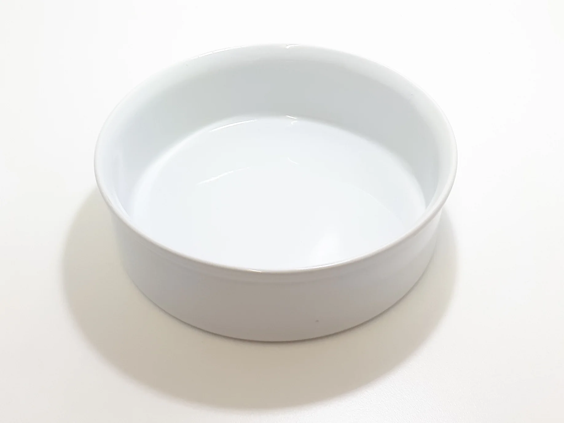 Contemporary White Round Porcelain Baking Dish / Open Casserole - Image 5