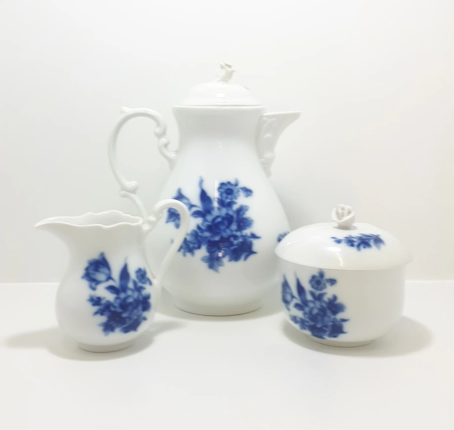 Czechoslovakian Flow Blue Dubí u Teplic (1945-1989) Tea Service Set – Tea Pot, Creamer & Lidded Sugar Bowl - Image 2