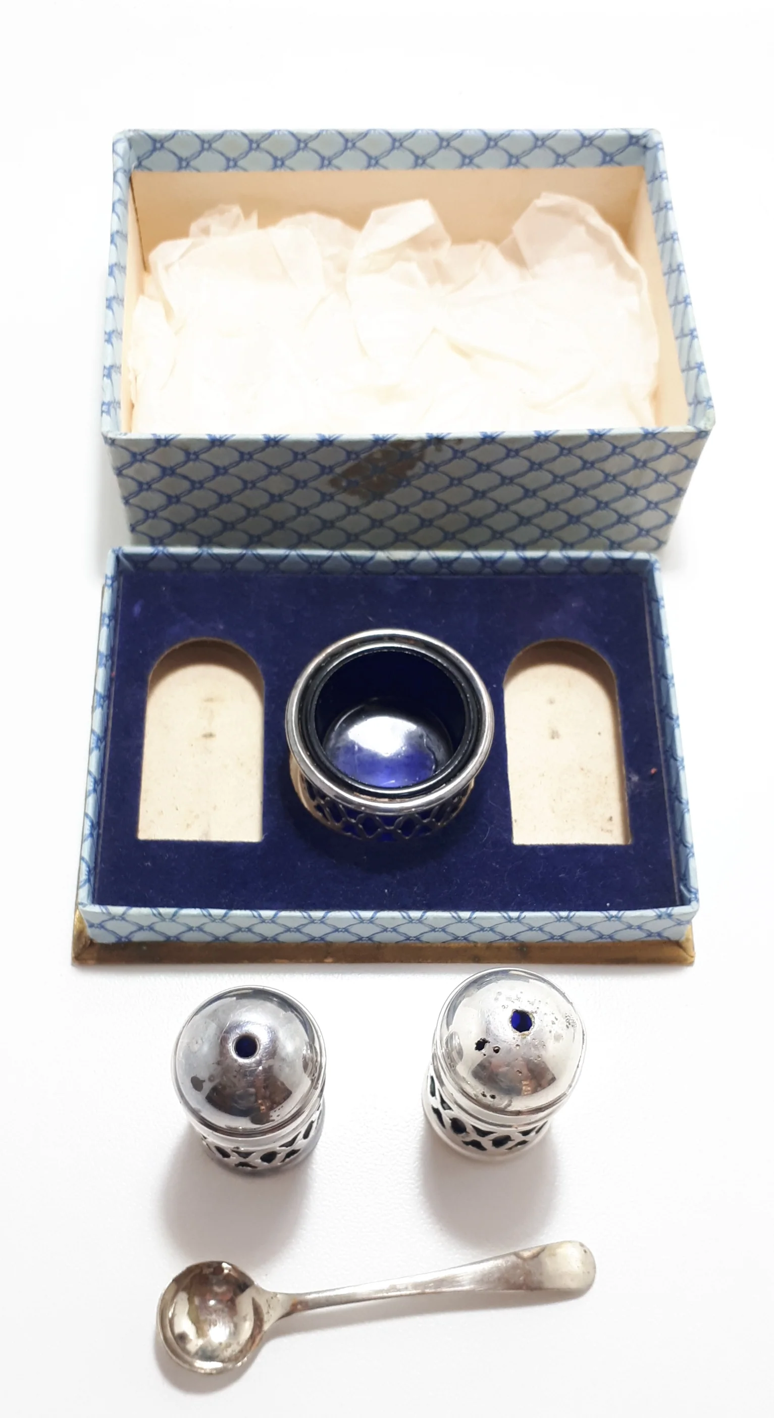 Edwardian Style Silver Plated Cruet Set In Original Presentation Box – Cobalt Glass Liners - Image 4