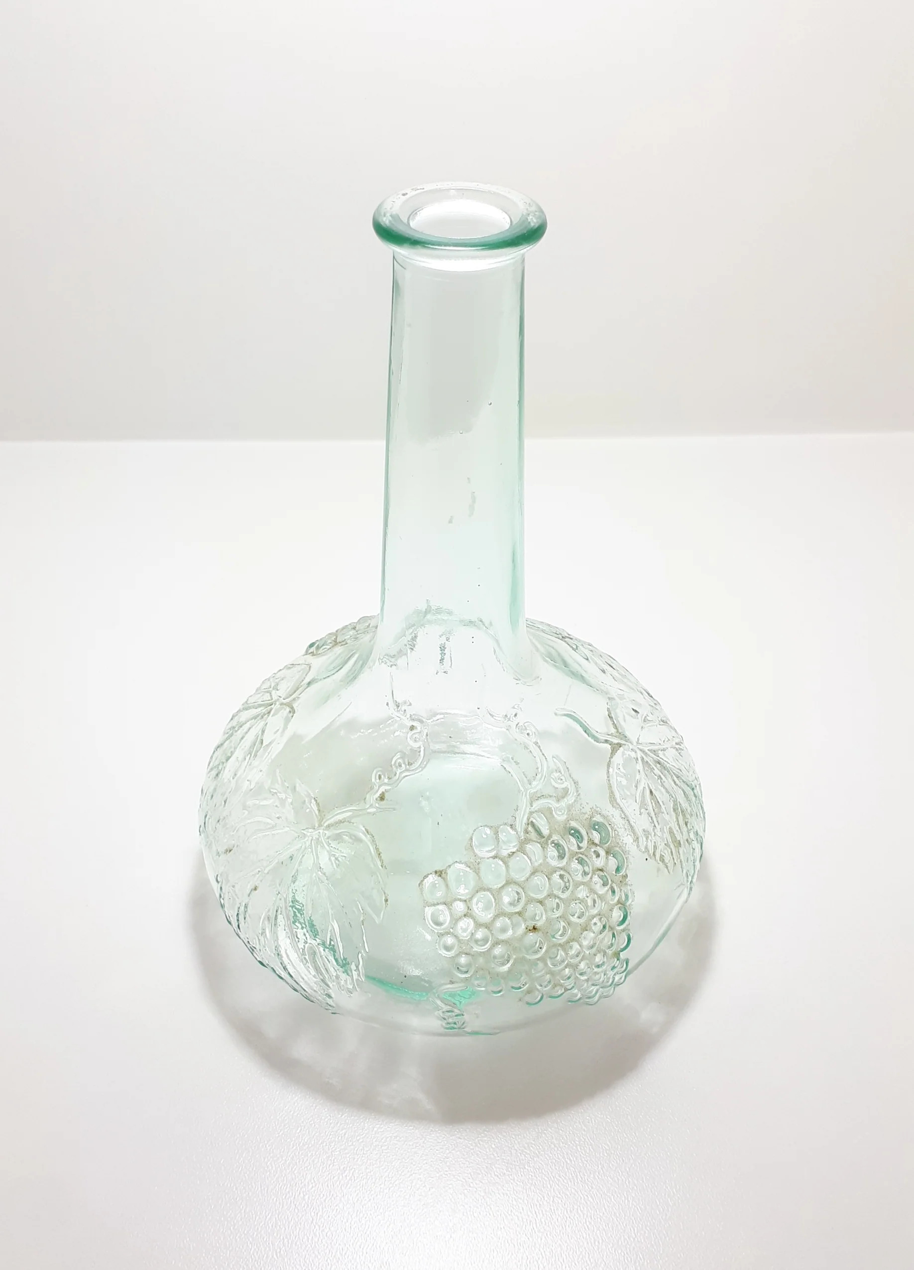 Glass Wine, Port Or Sherry Decanter With Embossed Grape & Leaf Decoration - Image 3