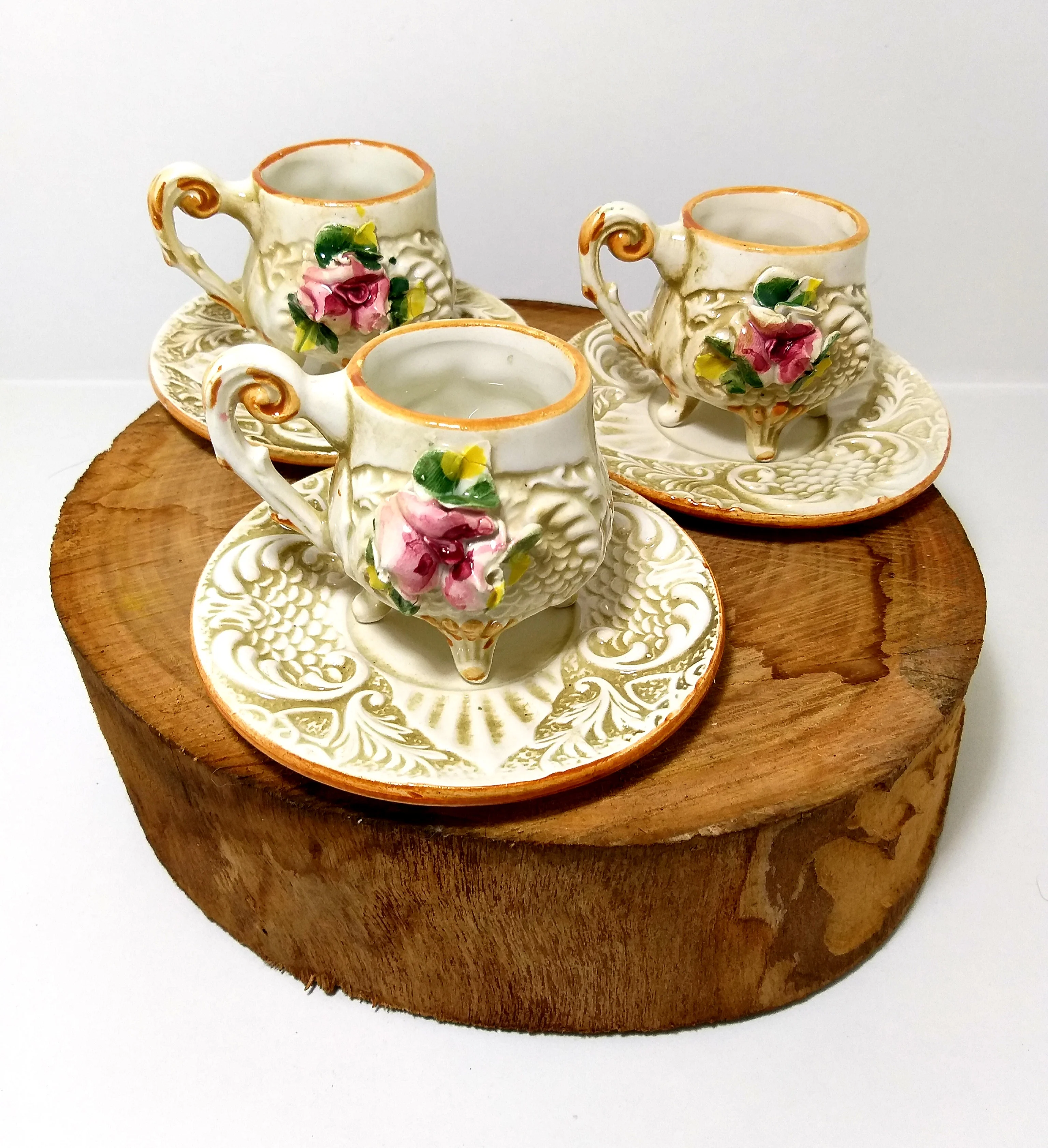 Most Beautiful Vintage Set Of Italian Capodimonte Footed Demitasse Cups & Saucers - Image 5