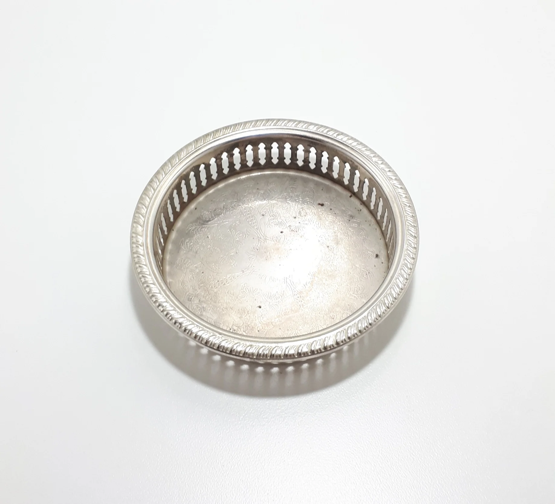 Pierced & Etched Silver Plated Bottle Coaster With Feather Pattern Rim - Image 2