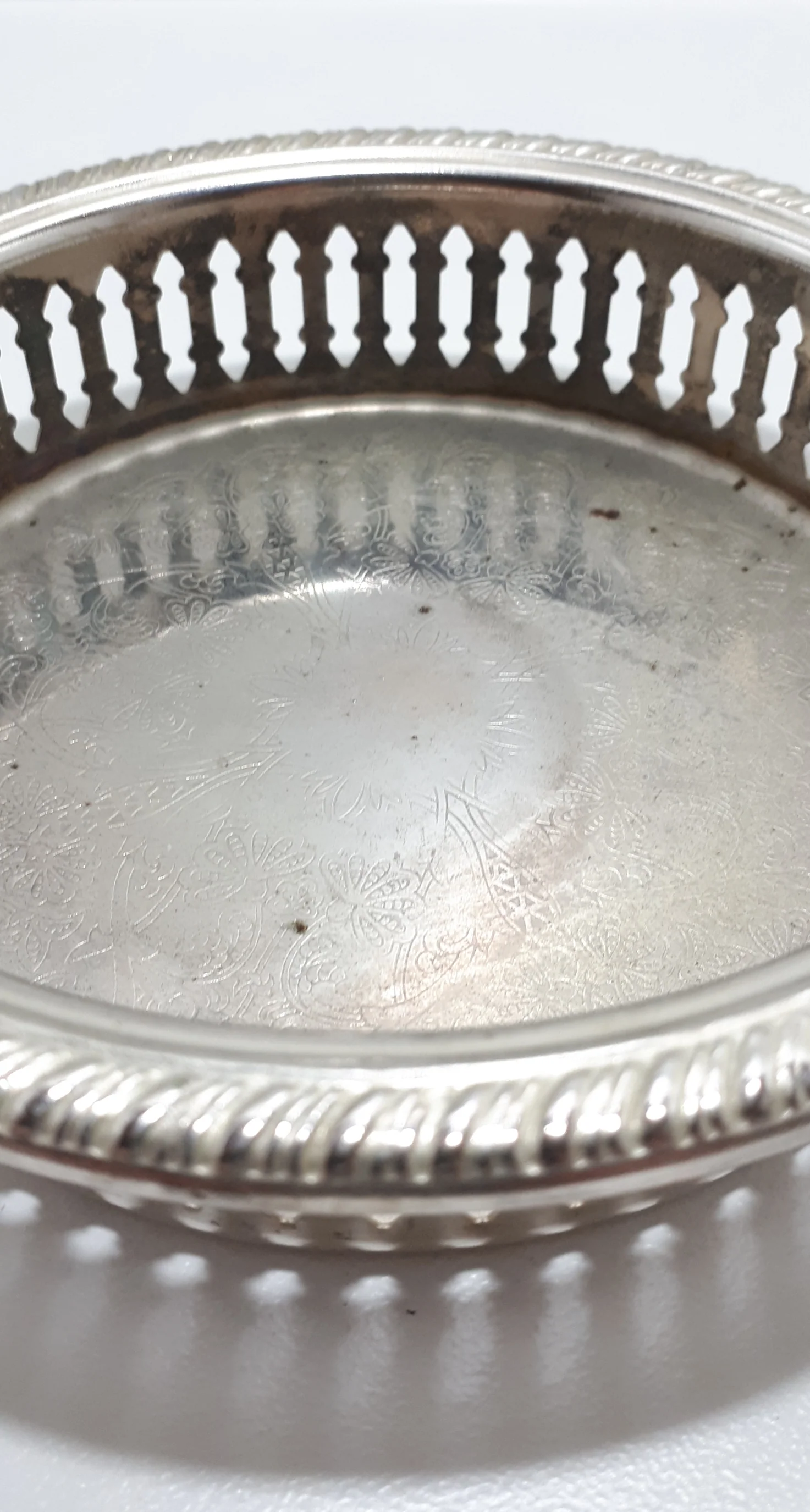 Pierced & Etched Silver Plated Bottle Coaster With Feather Pattern Rim - Image 3