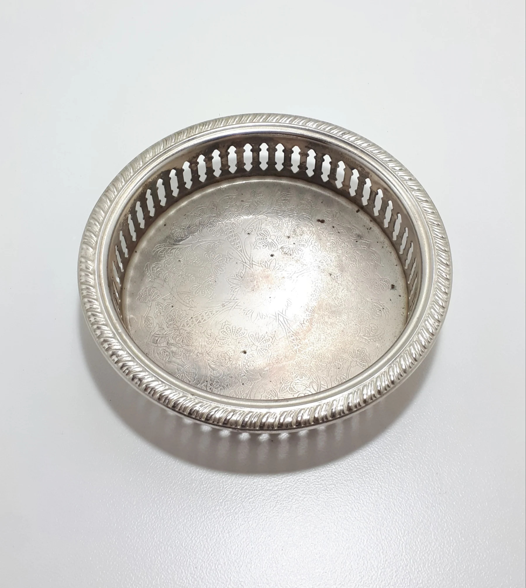 Pierced & Etched Silver Plated Bottle Coaster With Feather Pattern Rim - Image 4