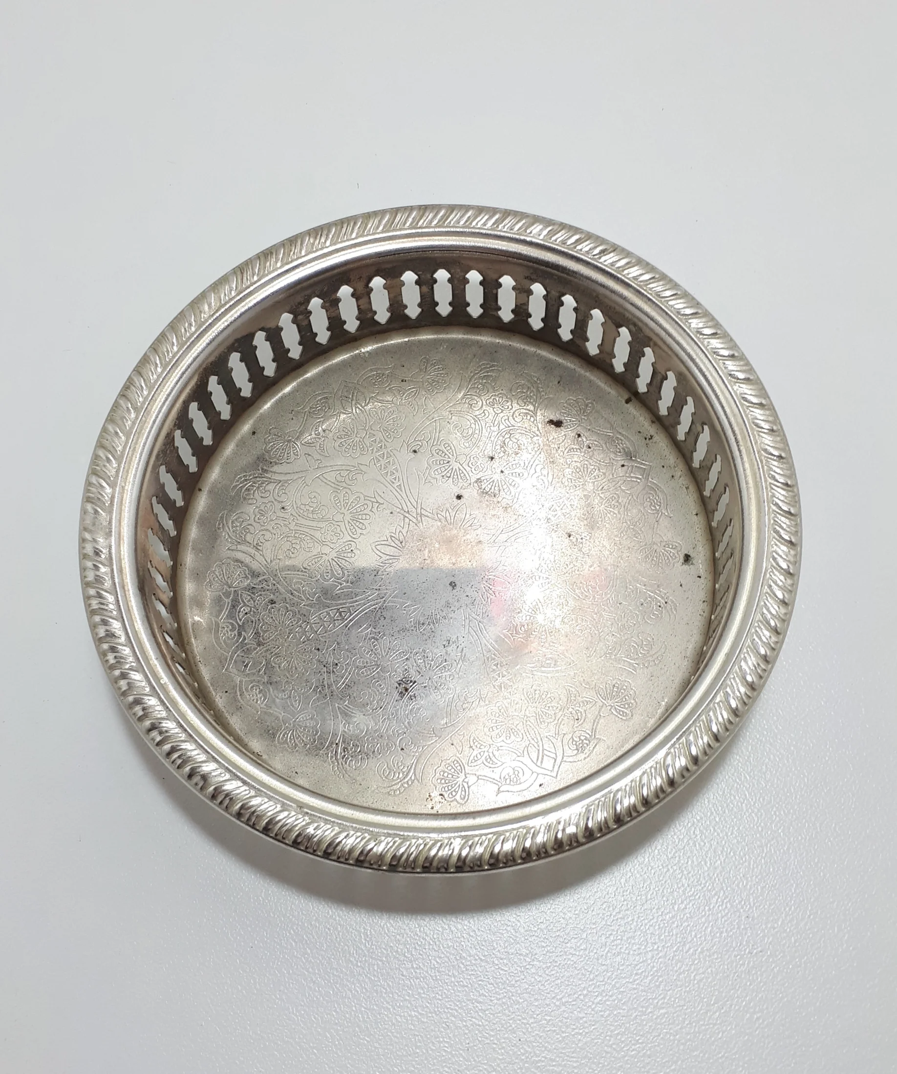 Pierced & Etched Silver Plated Bottle Coaster With Feather Pattern Rim - Image 5