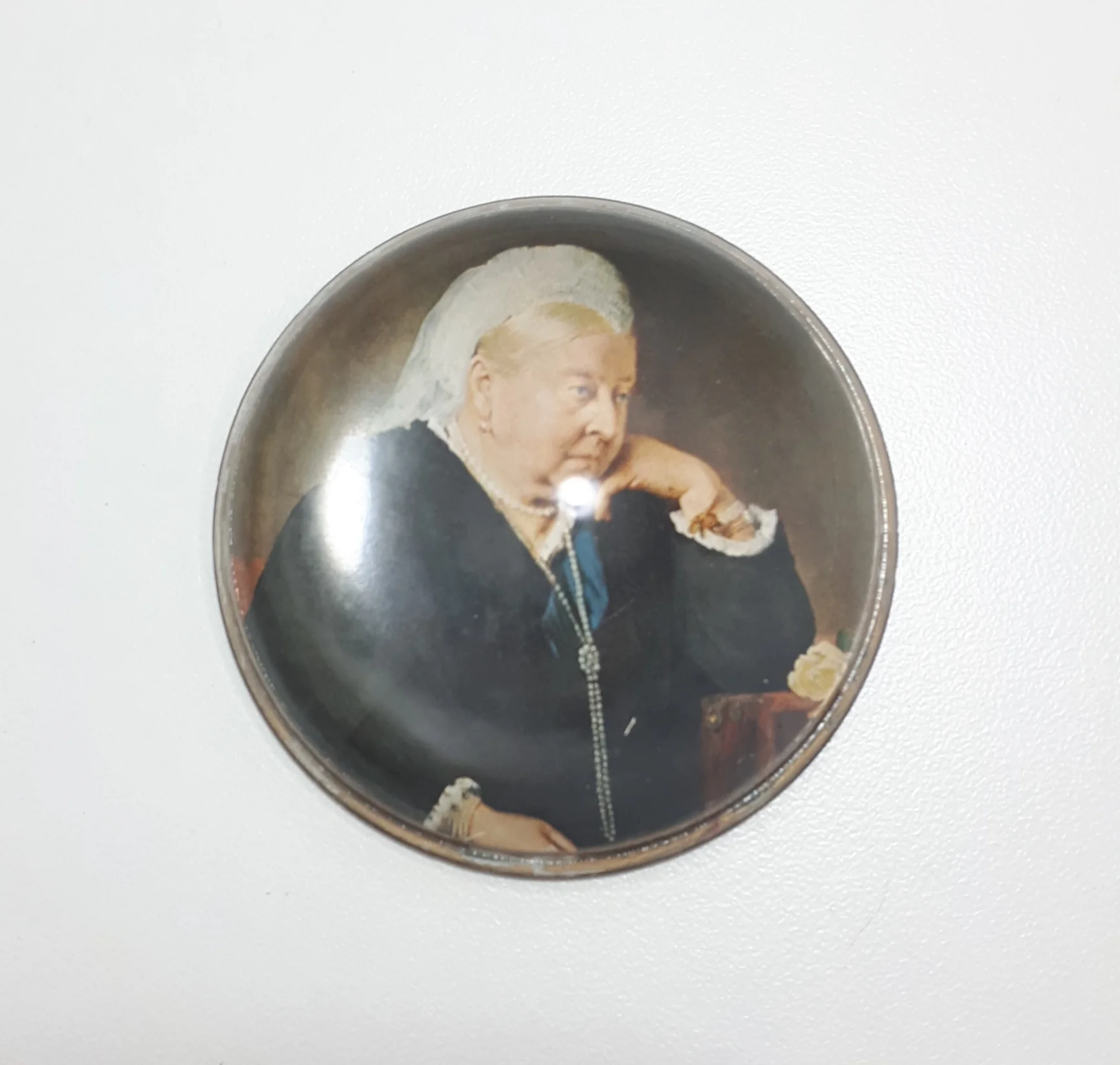 Rare Vintage Individually Hand Casted Collectable Nigel Pain Glass Paperweight - Portrait Of Queen Victoria