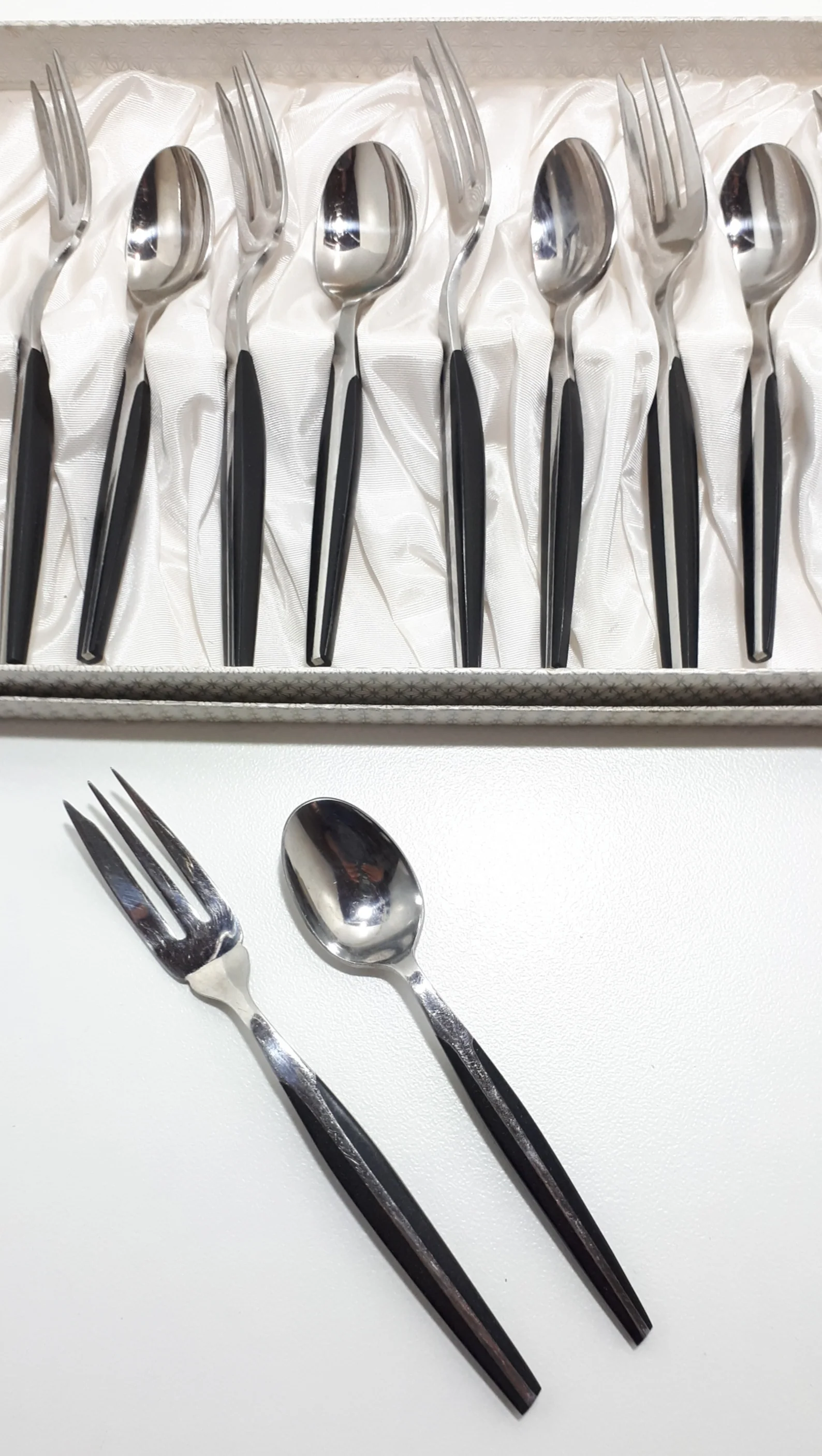 Retro Set Of 12 Eetrite “Moderna” Handle Design Stainless Steel & Bakelite Cutlery – Original Box - Image 2