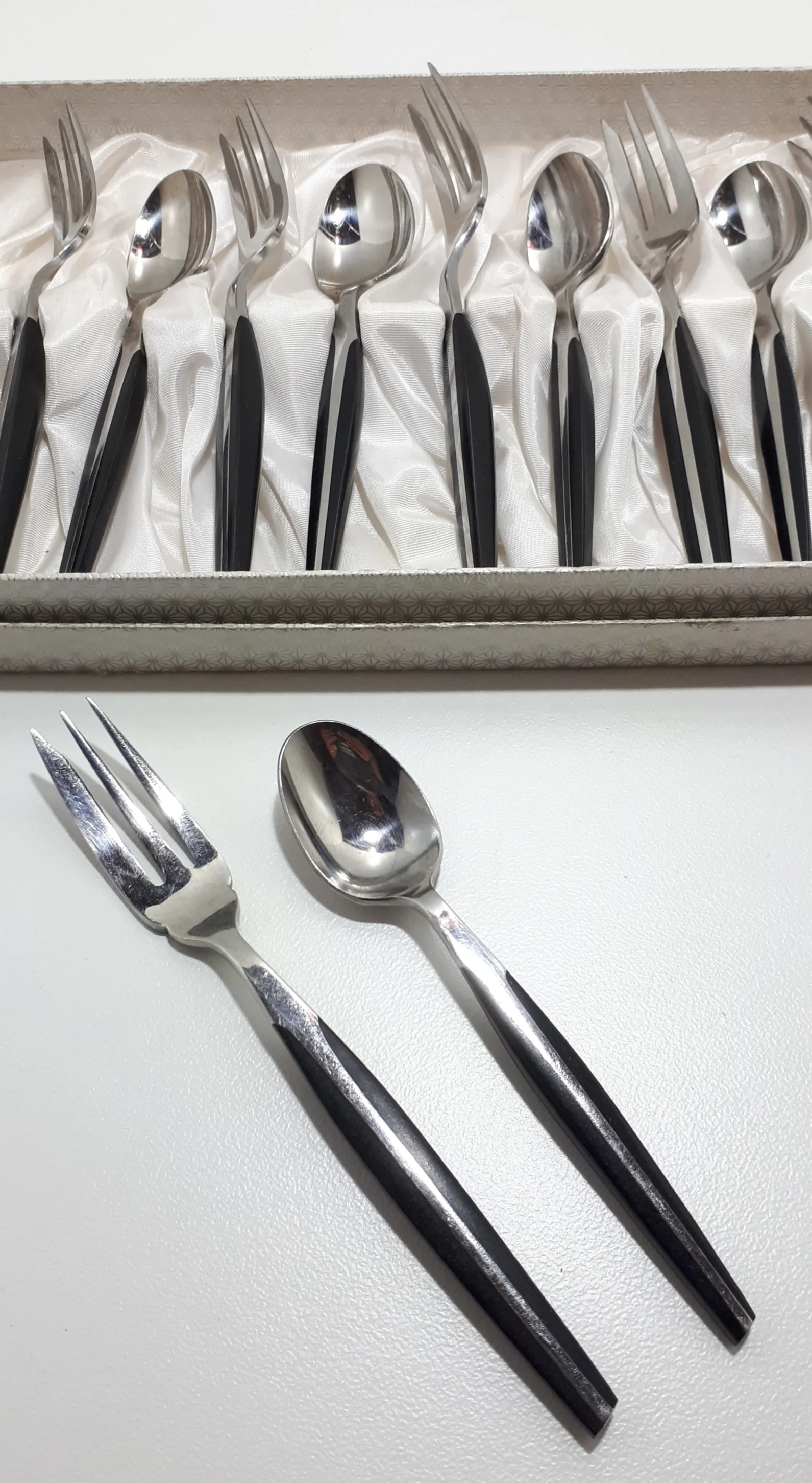 Retro Set Of 12 Eetrite “Moderna” Handle Design Stainless Steel & Bakelite Cutlery – Original Box - Image 4