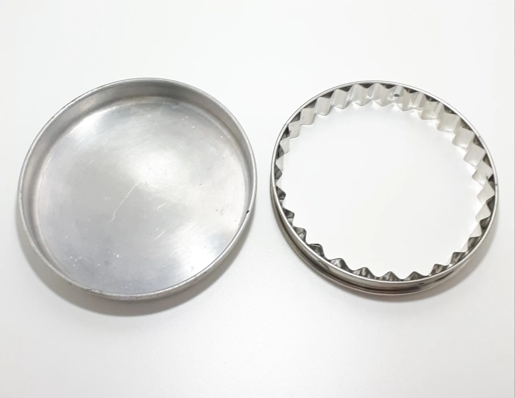 Round Aluminium Cake Pan With Removable Flan Ring - Image 2