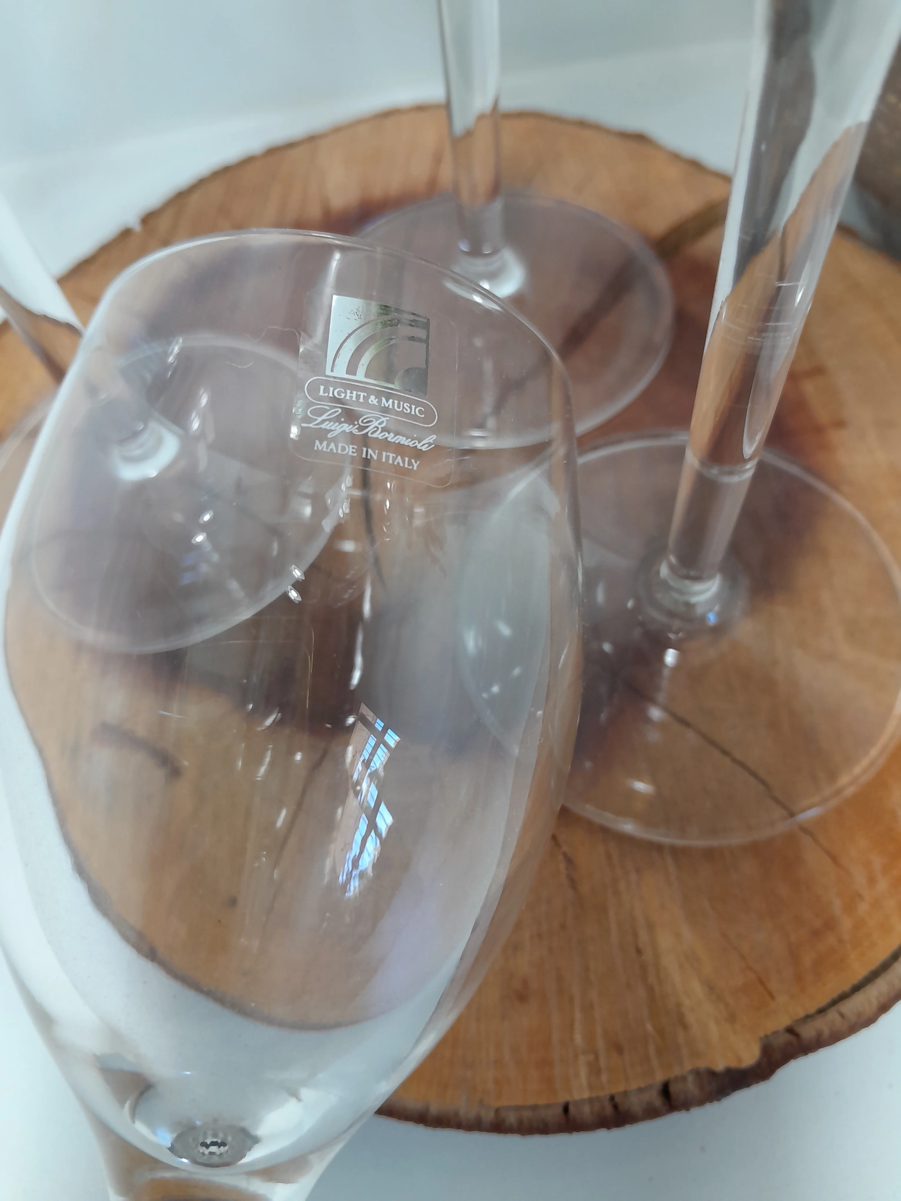 Set of 4 Luigi Bormioli Magnifico Wine Glasses 350ml - Image 3