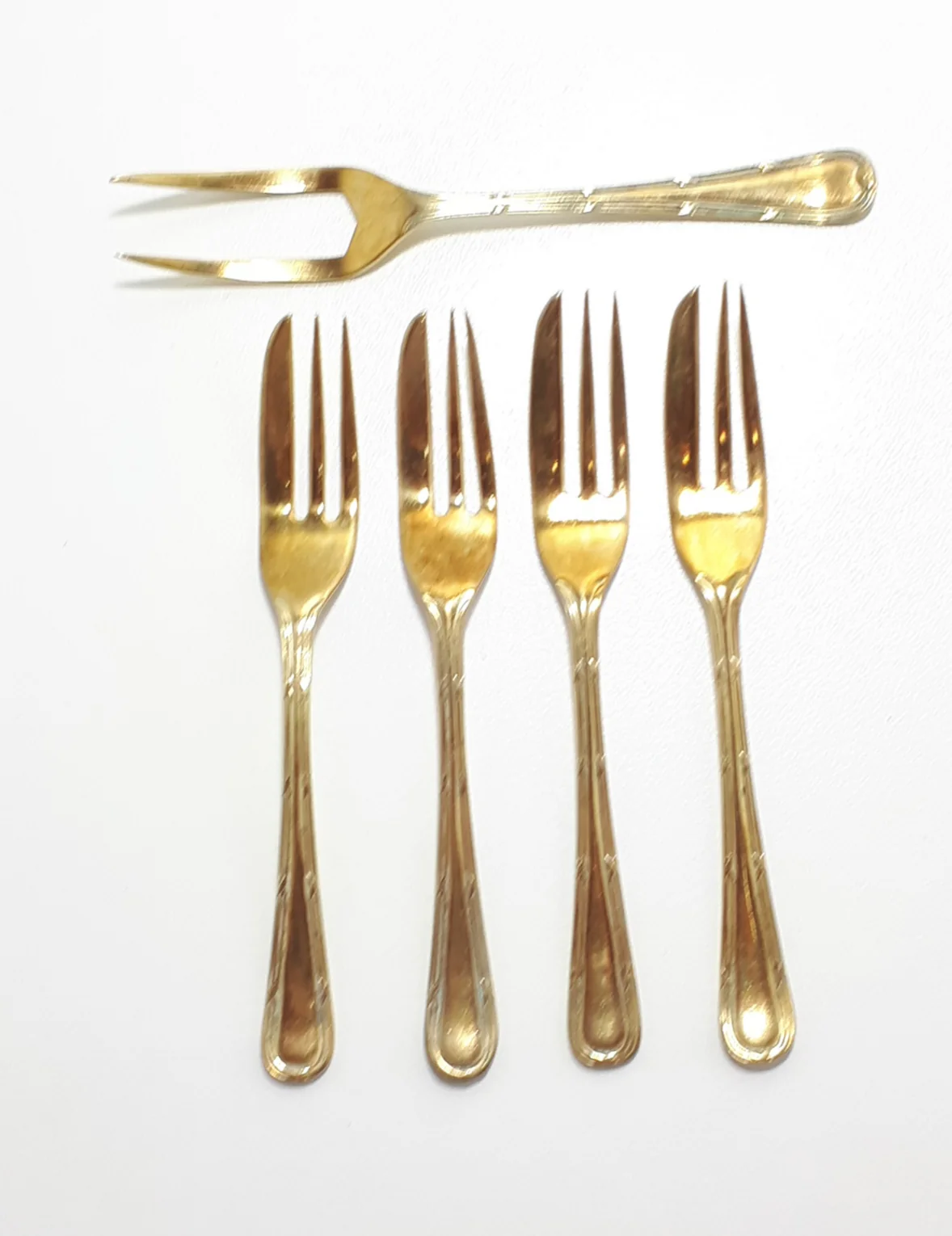 Set of 4 Silver Plated Cake / Pastry Forks With Matching Cheese / Pickle Fork – Ribbon & Bow Handles - Image 2