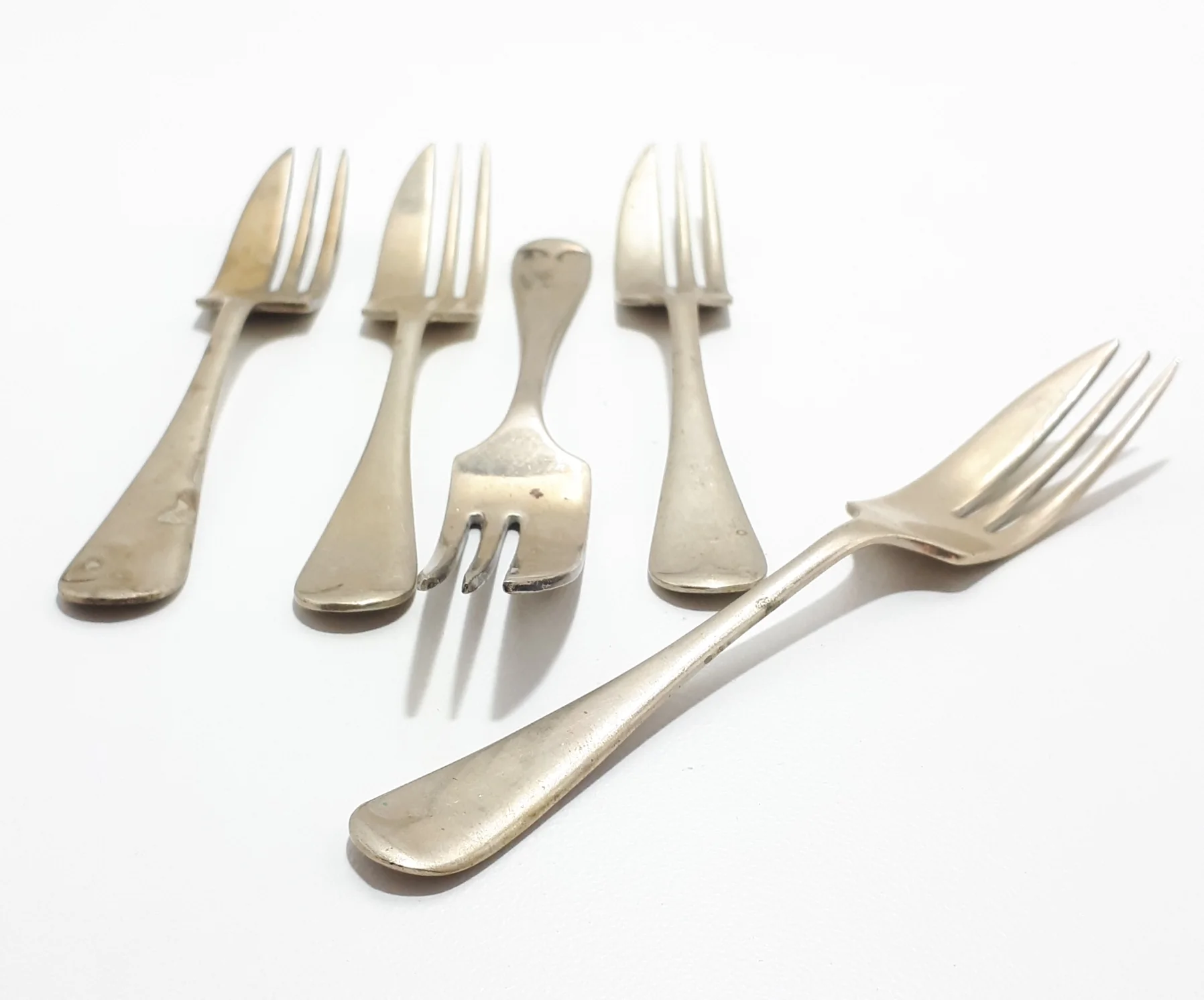 Set Of 5 Vintage Generic EPNS Cake Forks – Dovetail Handle - Image 3