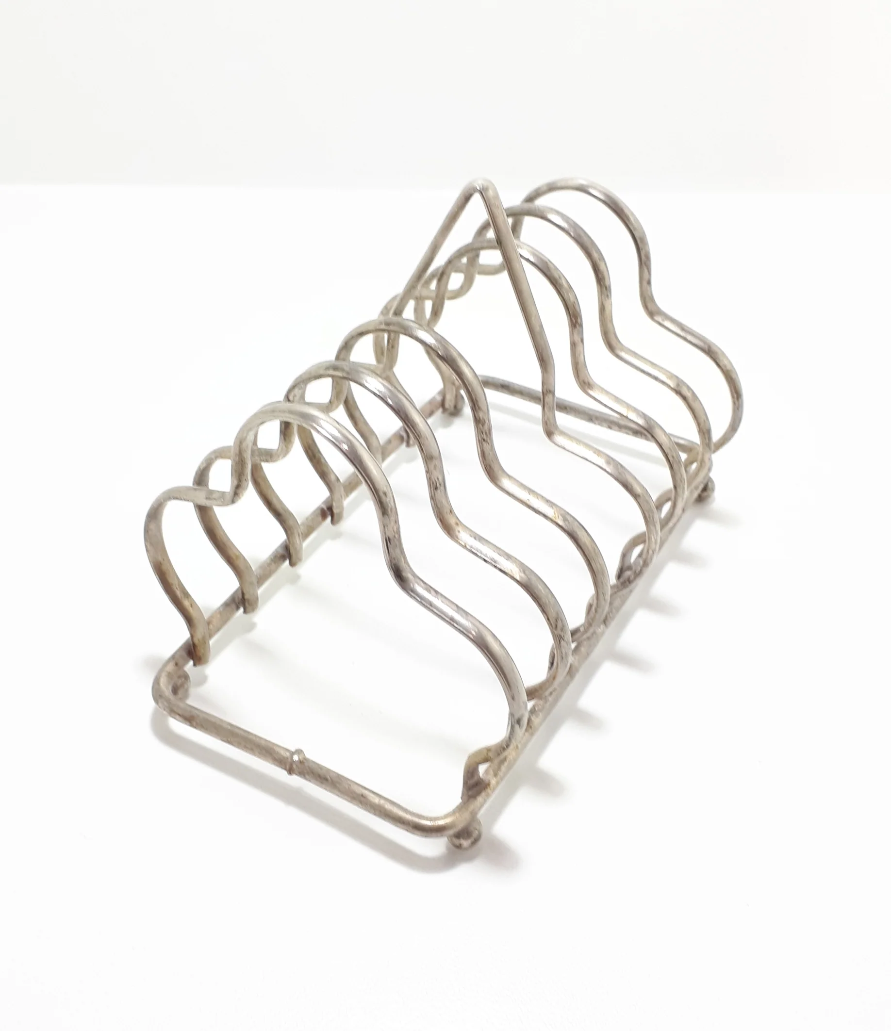 Silver Plated 6-Slice Toast Rack – Quatrefoil Design With Triangular Handle - Image 4