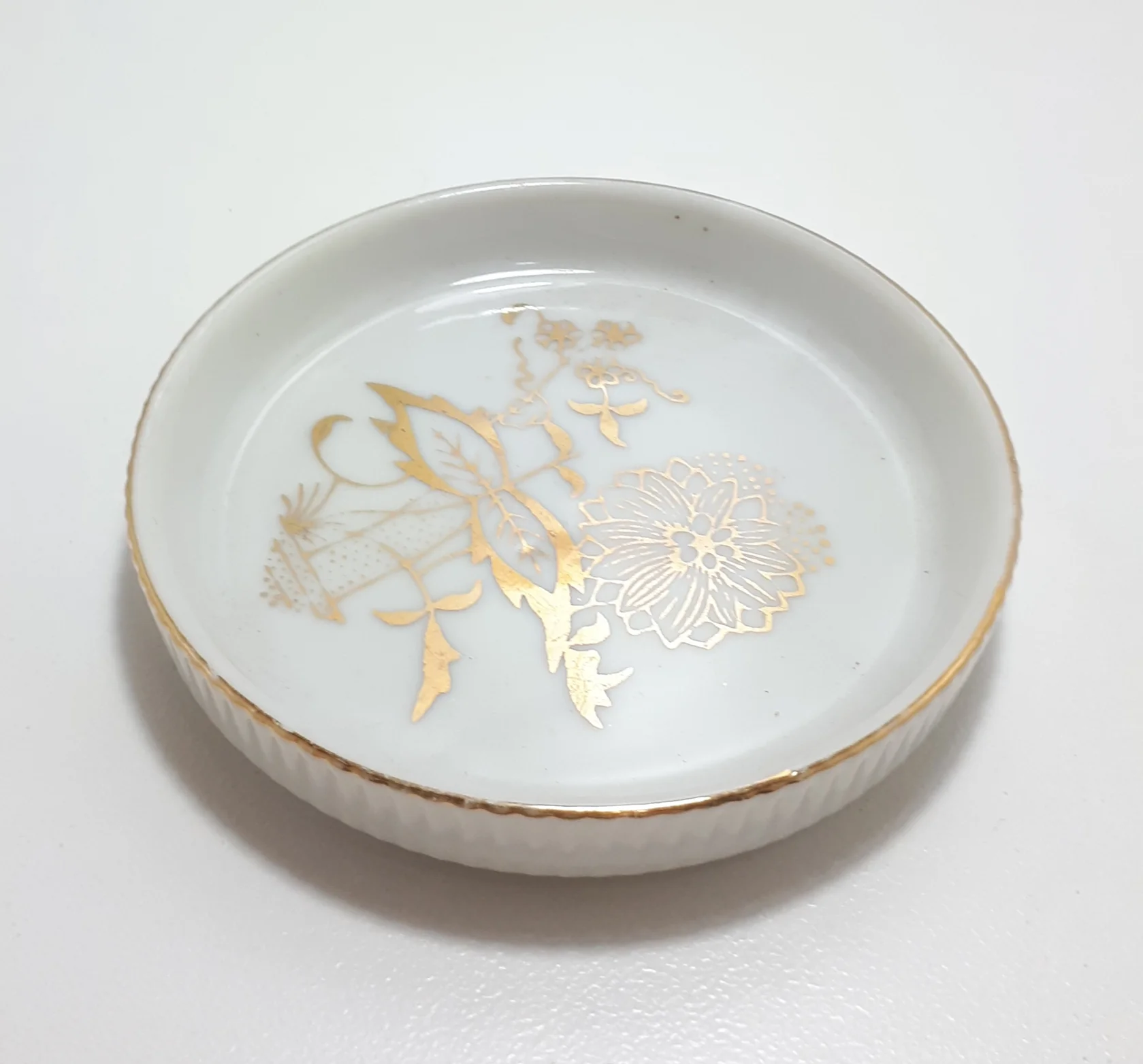 Small Fine Porcelain Trinket Dish With Gold Inlay - Image 2