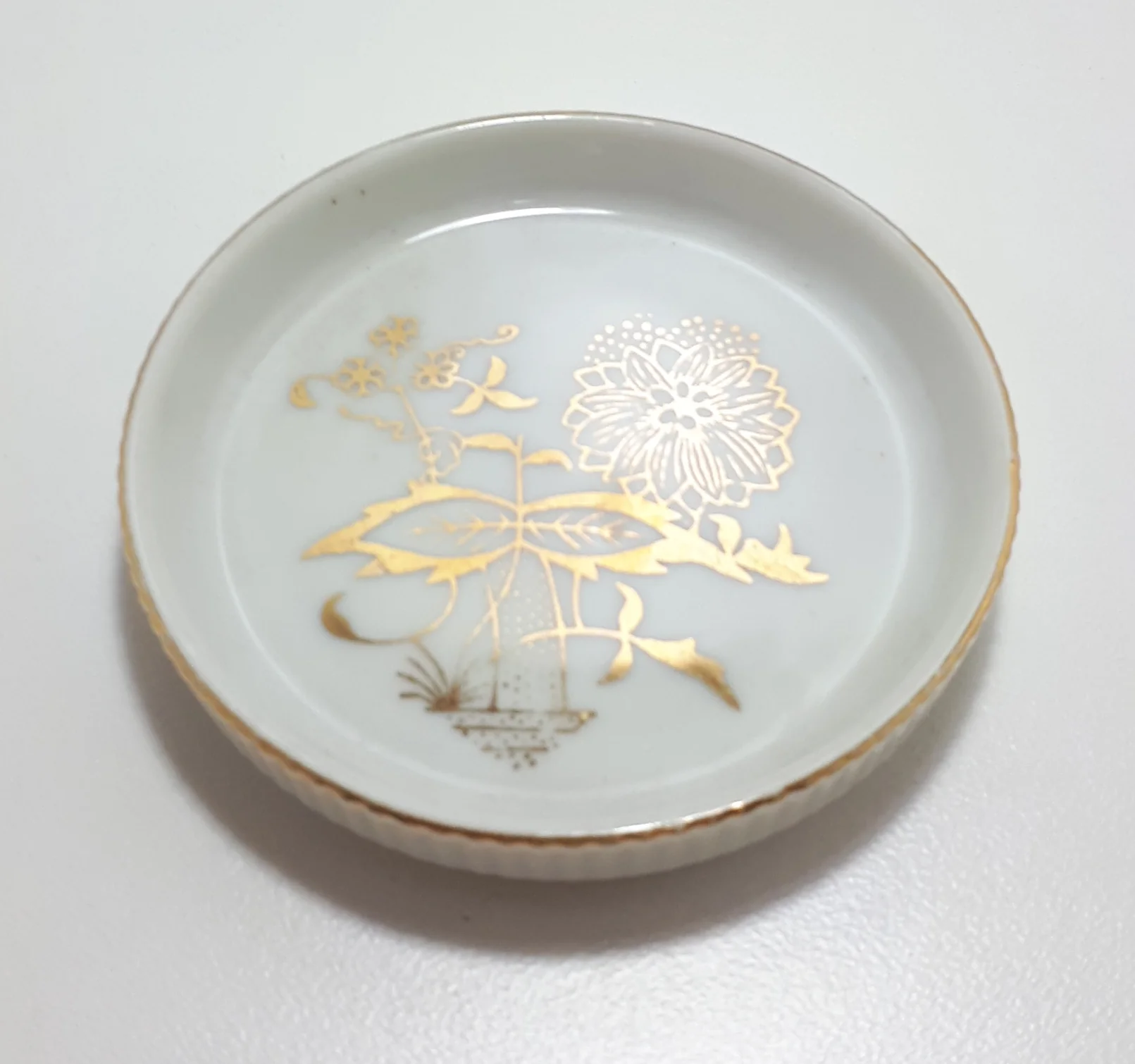 Small Fine Porcelain Trinket Dish With Gold Inlay - Image 4
