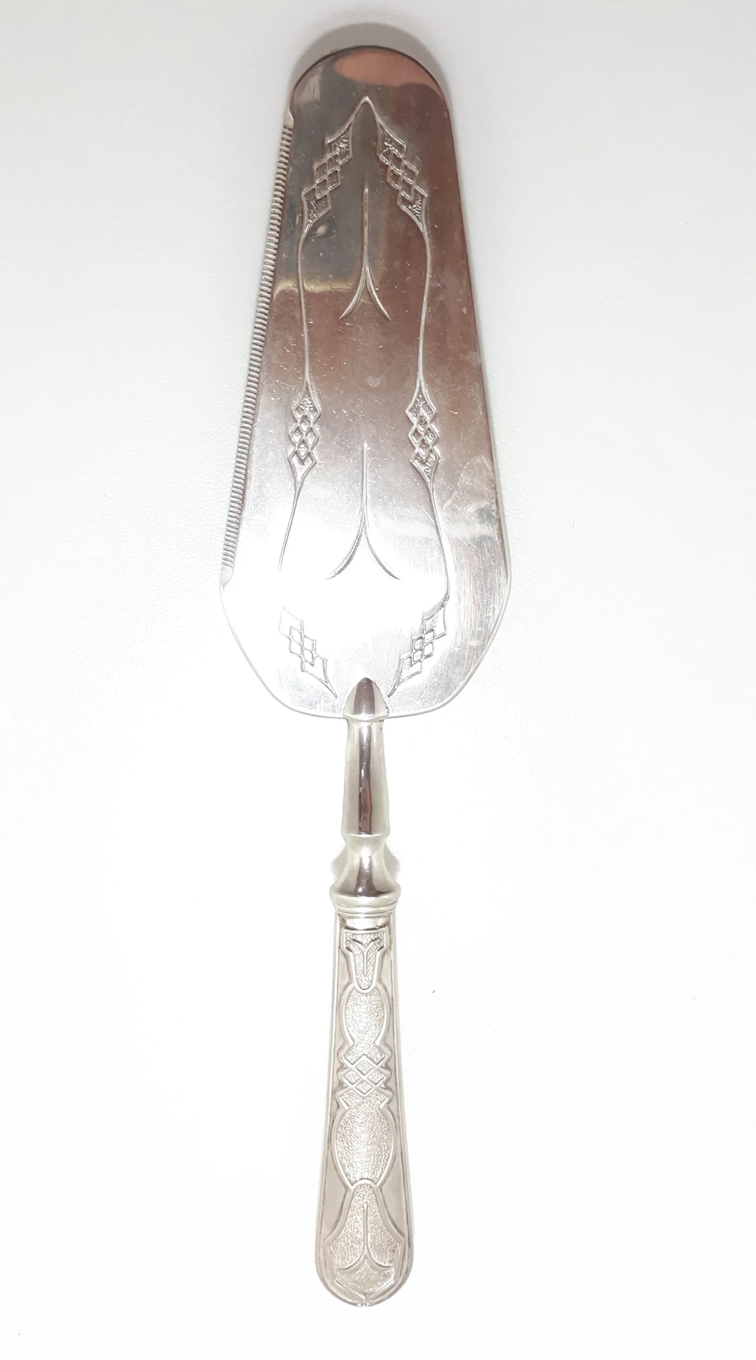 Solid & Heavy Designer Cake Lifter With Serrated Edge - Italy - Image 3