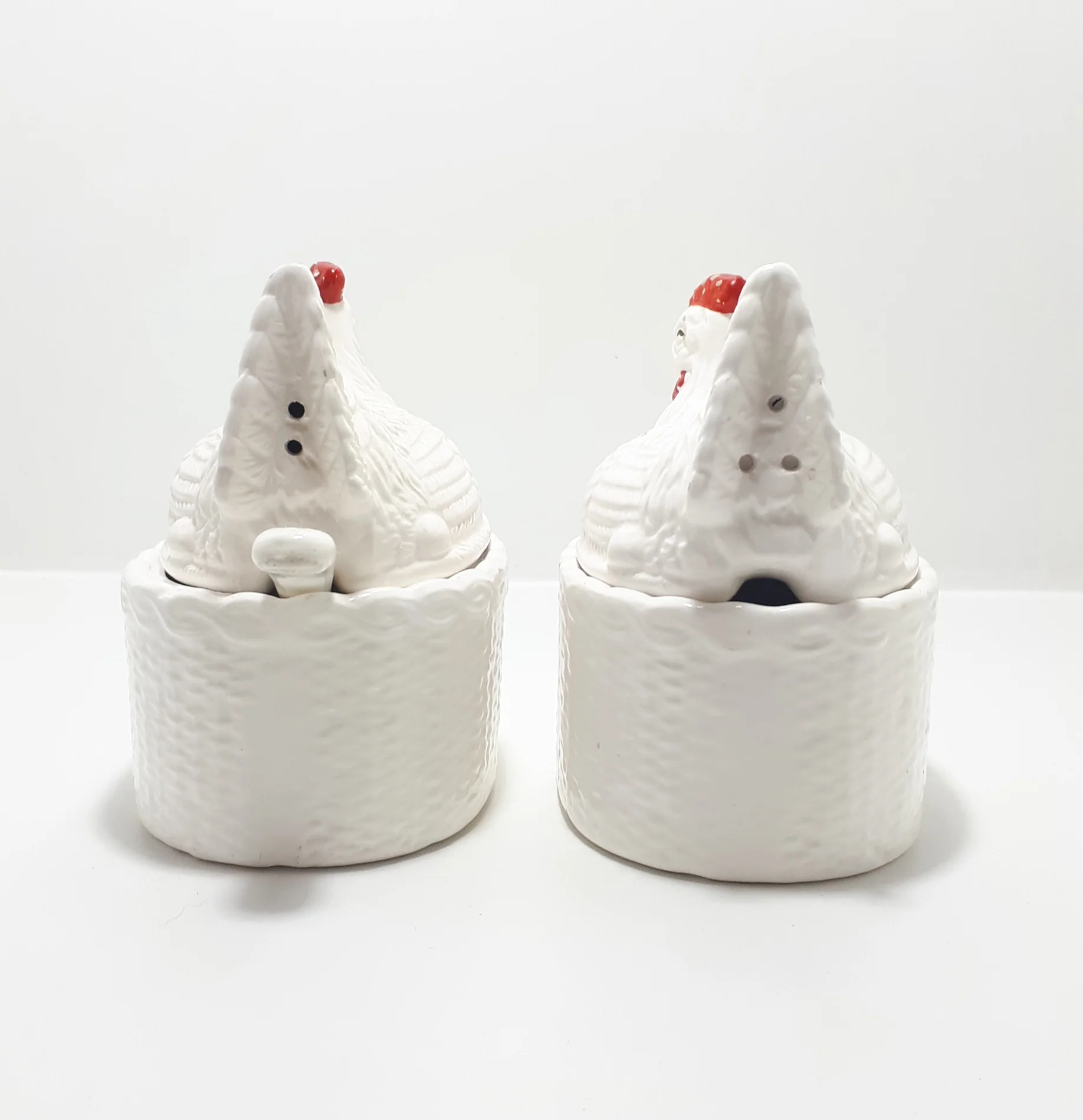 Two Vintage Porcelain Hen Condiment Pots (Salt & Pepper) With Lift On/Off Lids & One Ladle – Cruet Set - Image 3