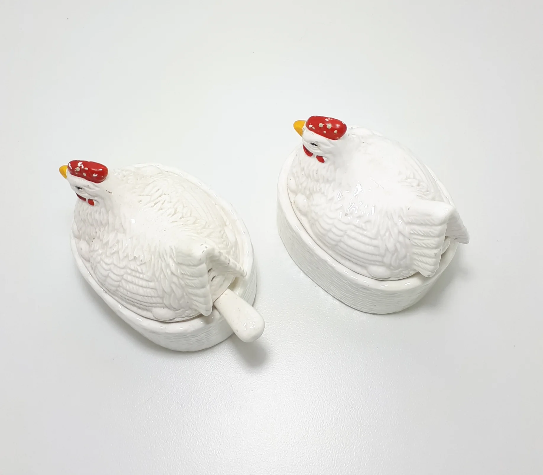 Two Vintage Porcelain Hen Condiment Pots (Salt & Pepper) With Lift On/Off Lids & One Ladle – Cruet Set - Image 7