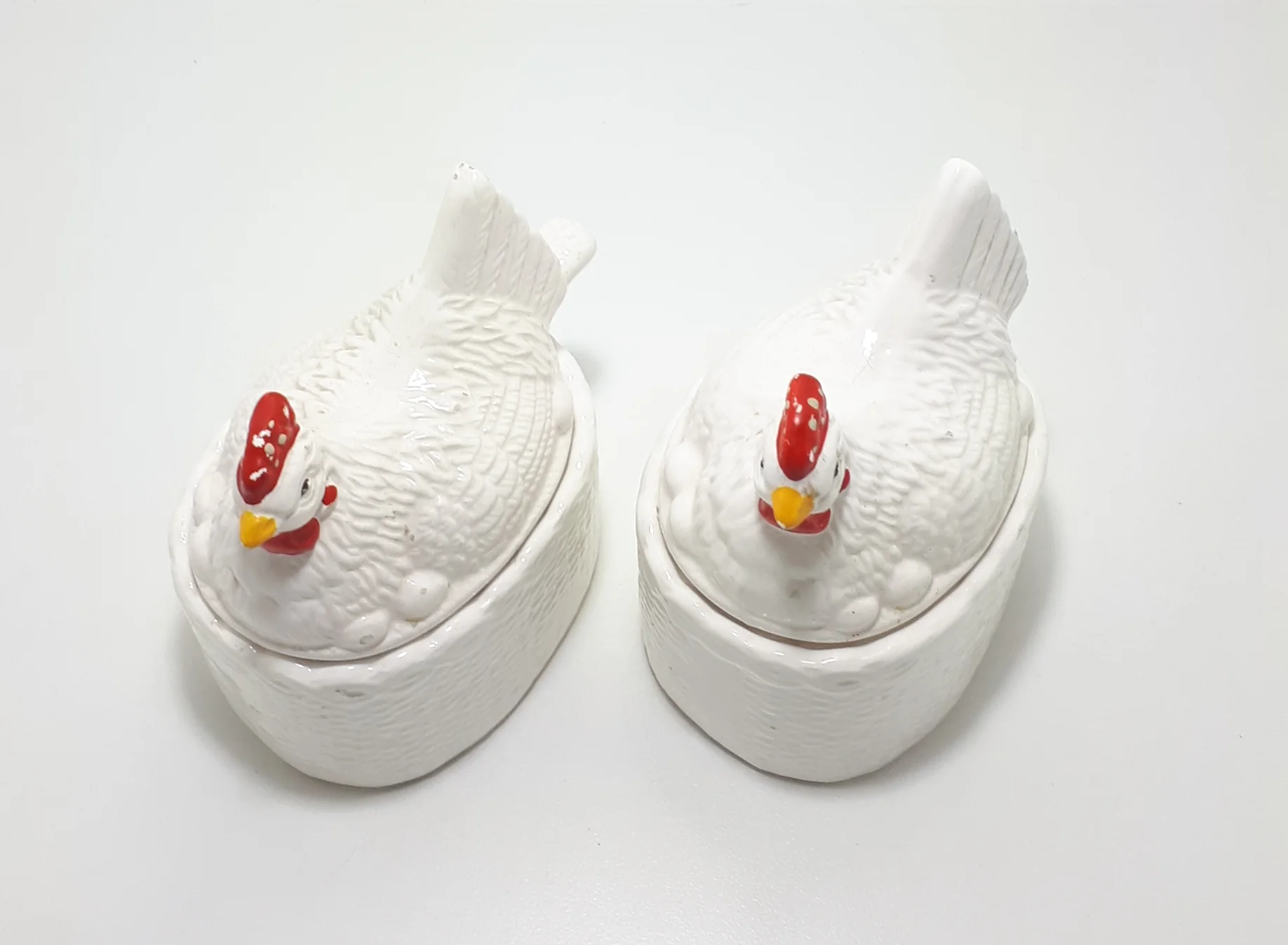 Two Vintage Porcelain Hen Condiment Pots (Salt & Pepper) With Lift On/Off Lids & One Ladle – Cruet Set - Image 8