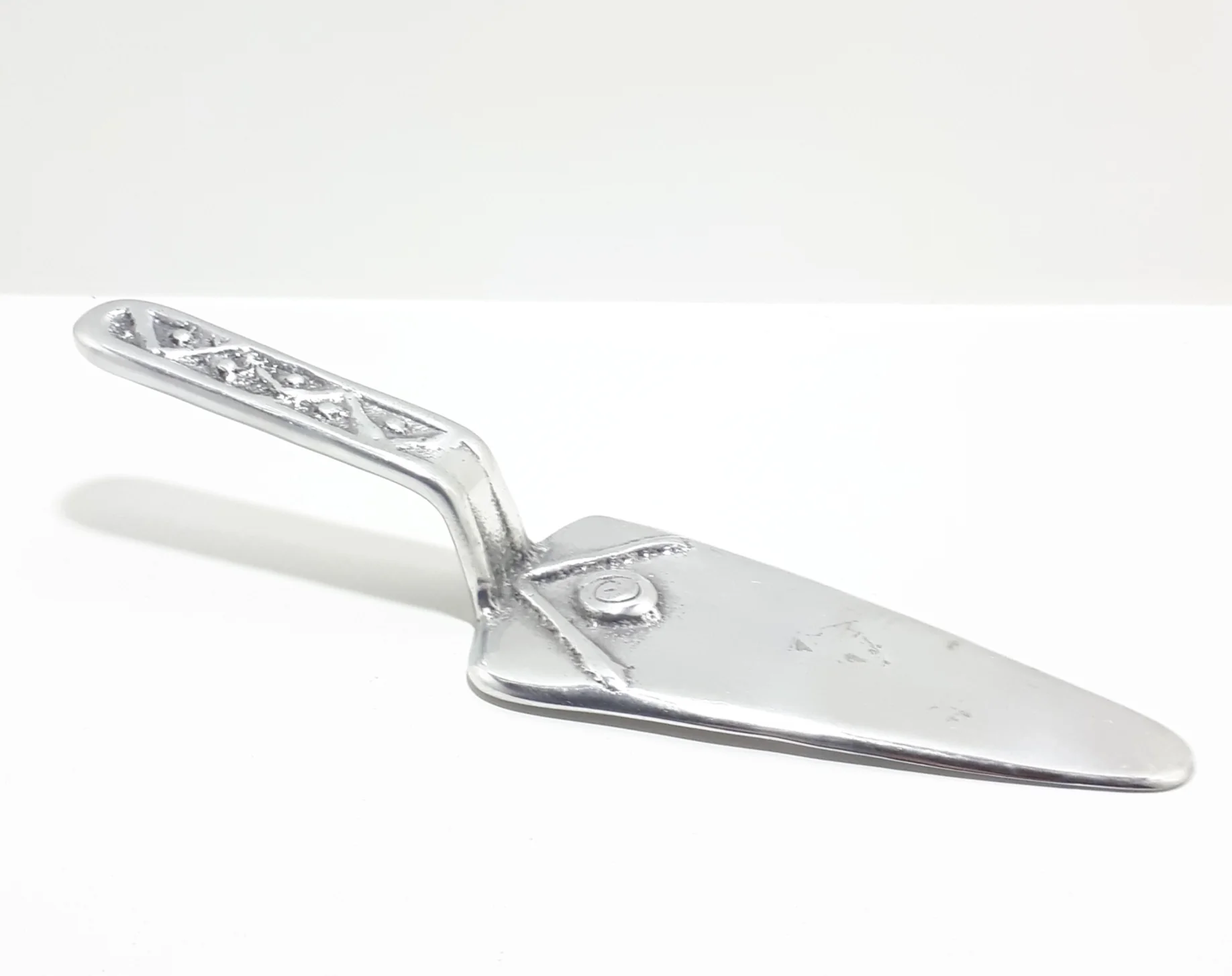 Vintage Metal Mirror Finish Designer Cake Lifter - Image 5