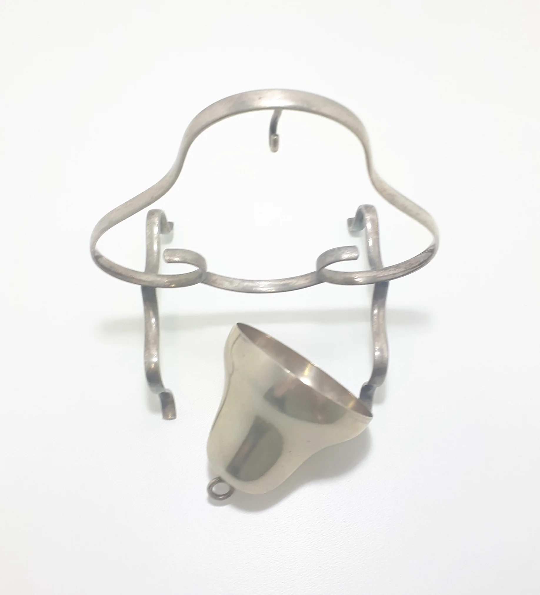 Vintage Pre 1950’s Silver Yeoman Plated Scroll Stand With Removable Table Gong - Image 2